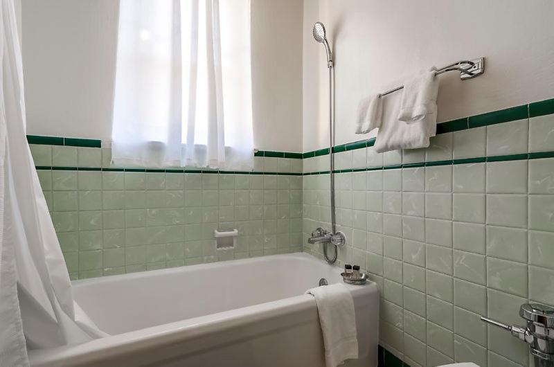 Ryan Hotel Воллес Екстер'єр фото